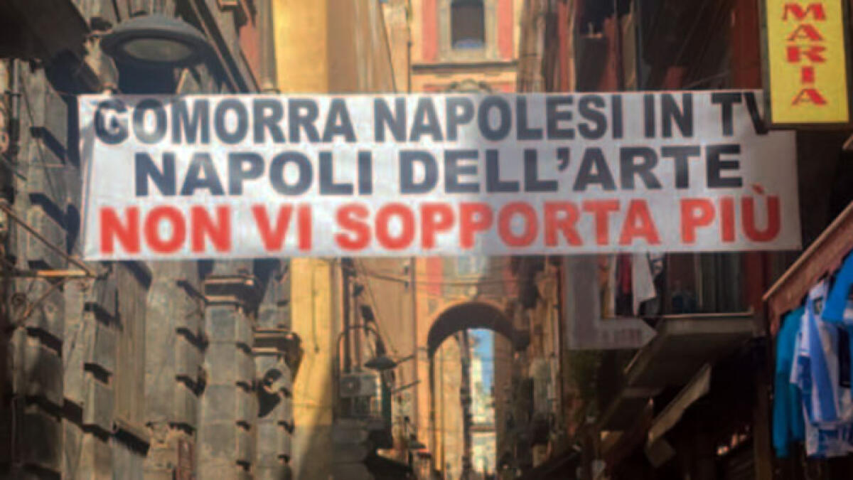 Striscioni contro le riprese di Gomorra nel cuore di Napoli - 