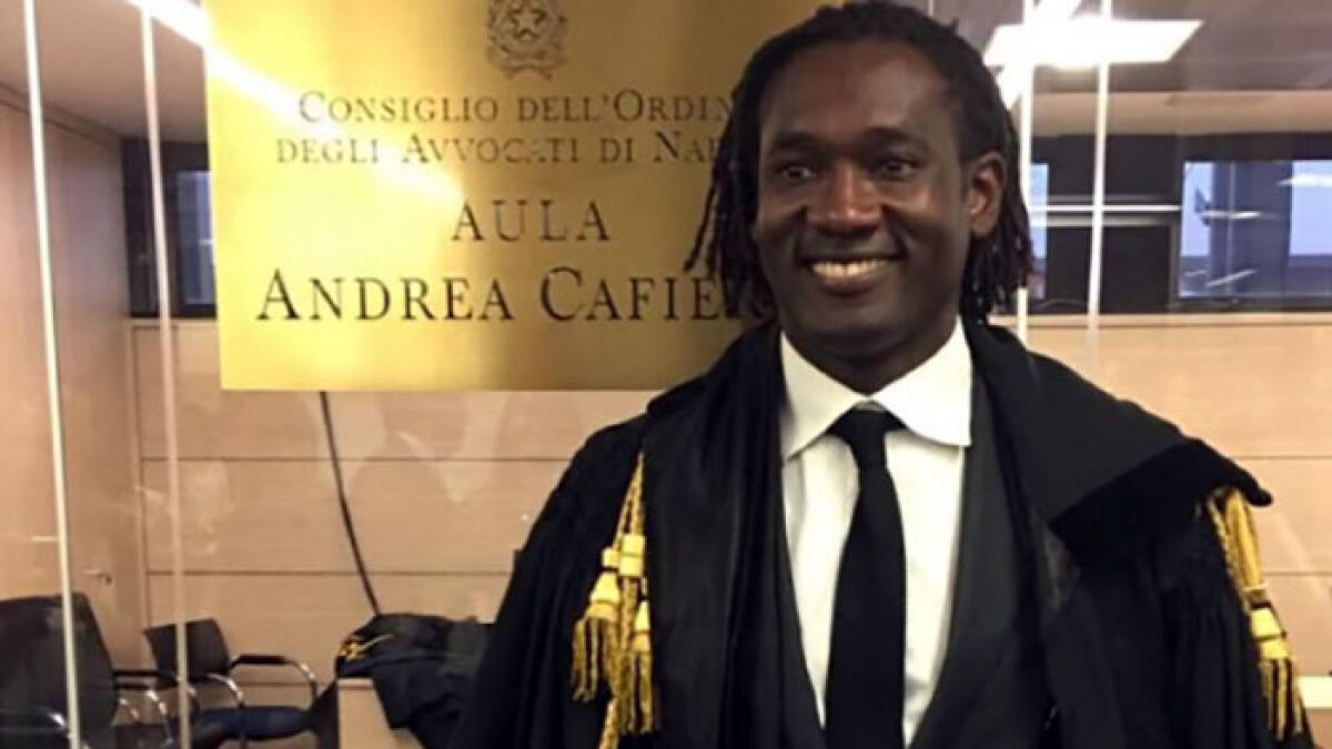 L'avvocato Sedu rapinato con una pistola al volto nel traffico a Napoli - 