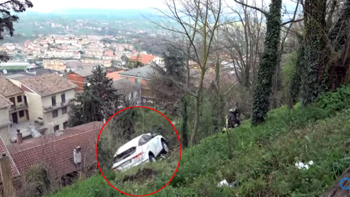 Padre e figlio volano con la Jaguar nella scarpata - 