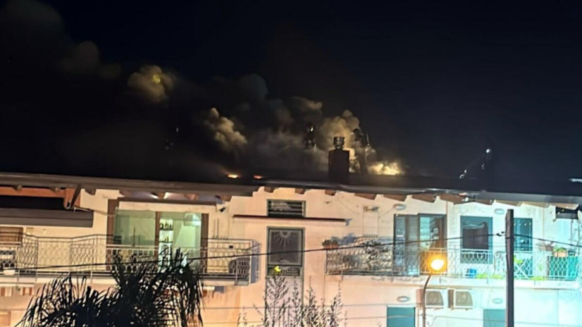 Casa in fiamme a San Valentino Torio, il sindaco: "Chiudete le finestre" - 