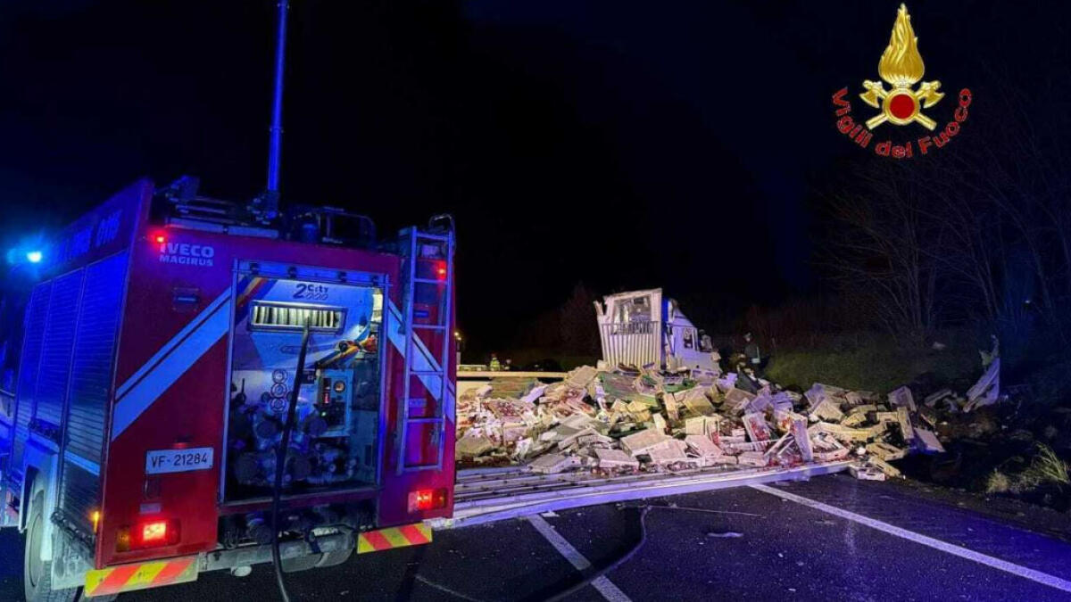 Si ribalta camion e sparge il carico in autostrada - 