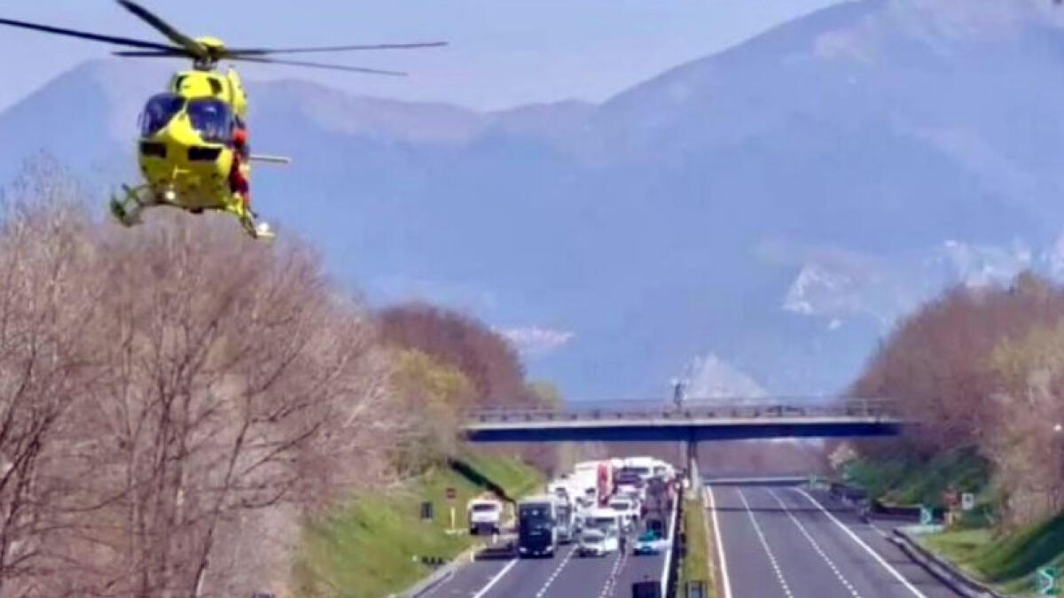 Bus con studenti in gita va a sbattere in autostrada: uno dei ragazzi è grave - 