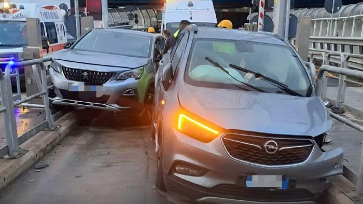 Due auto entrano insieme nel casello della Tangenziale e si scontrano - 