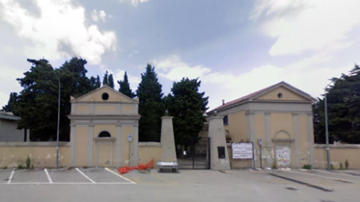 Ruba rosari, statuette e la penna di un bimbo defunto dal cimitero di Palma Campania - 