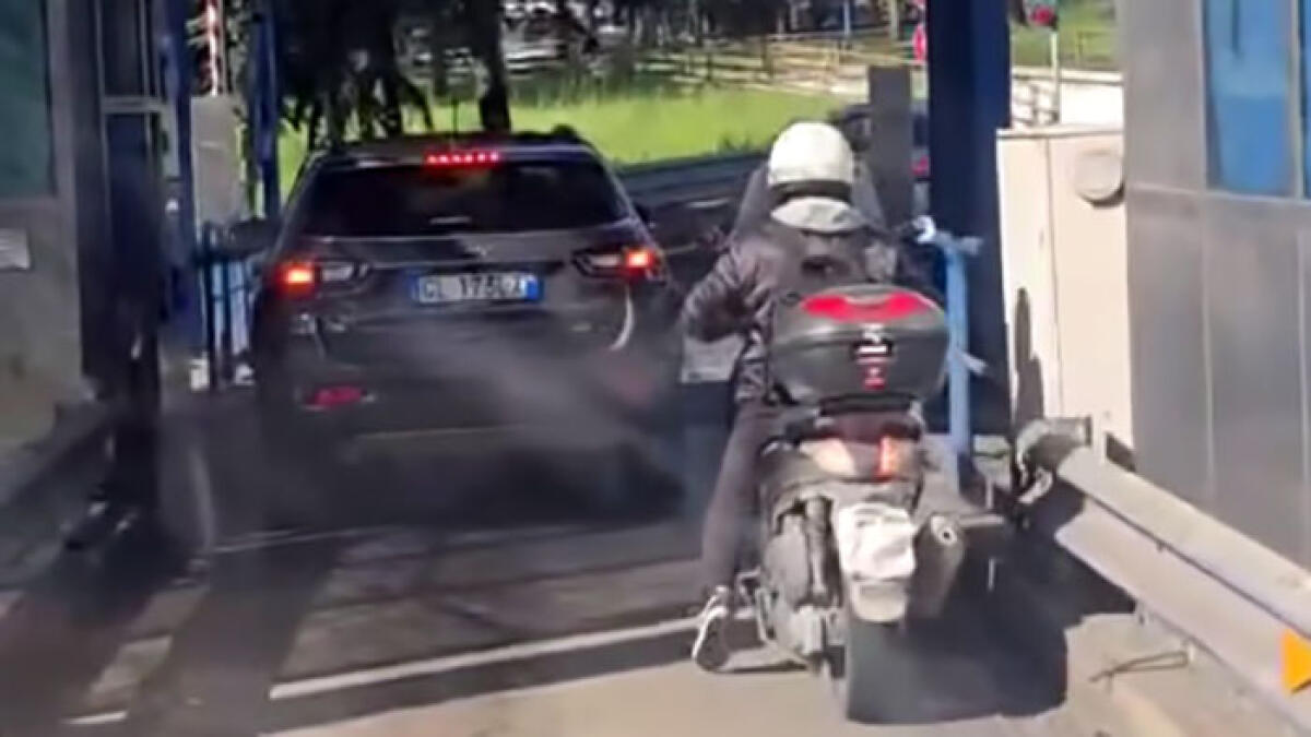 Targa coperta per non pagare un euro al casello - 