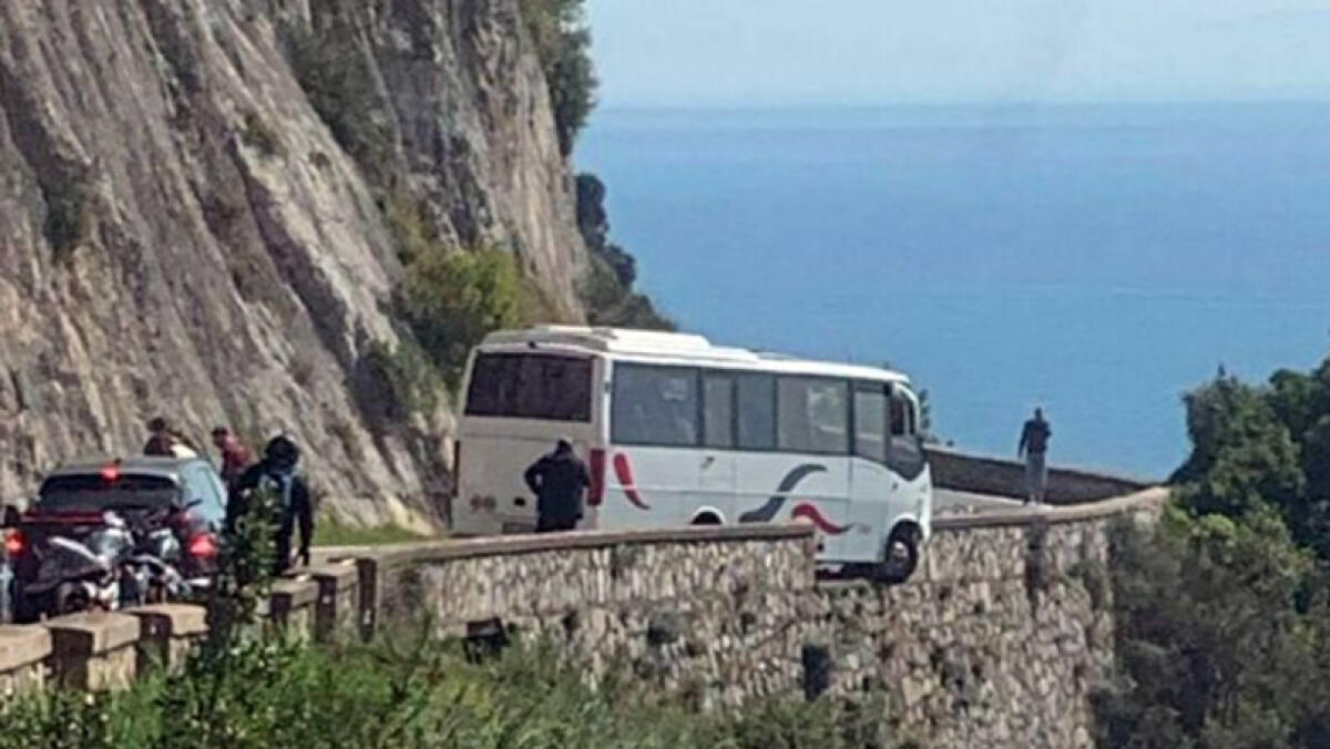 Schianto in Costiera, autobus in bilico - 