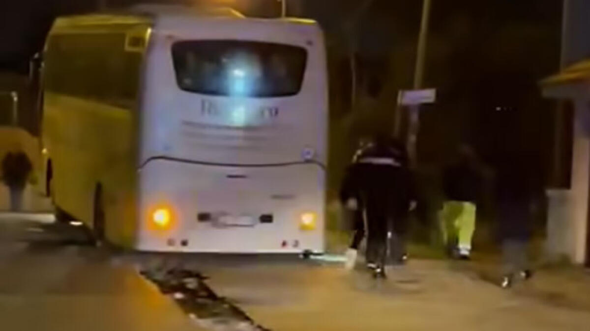 Pomigliano, bus resta bloccato in una grossa buca - 