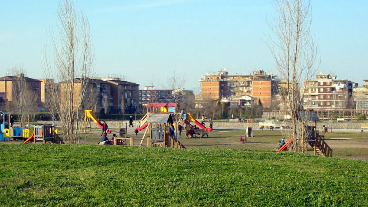 Pomigliano, 18enne spaccio nel parco urbano - 