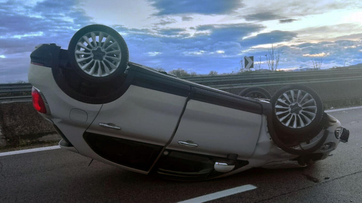 L'auto si ribalta sulla Statale, due giovani donne bloccate nell'abitacolo - 