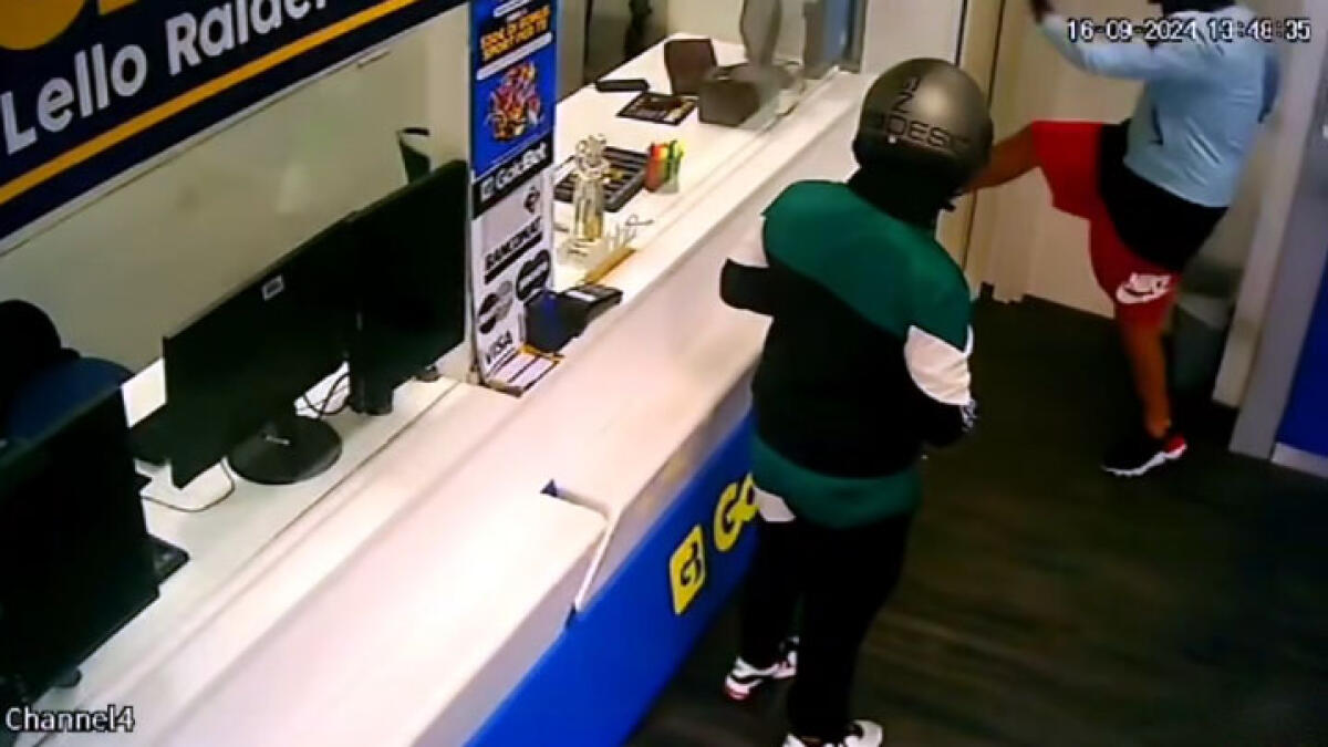 Armati di bastoni di ferro rapinano un centro scommesse - 