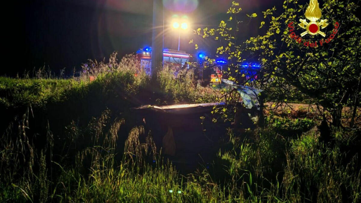 Auto si ribalta, donna muore sbalzata dall'abitacolo - 