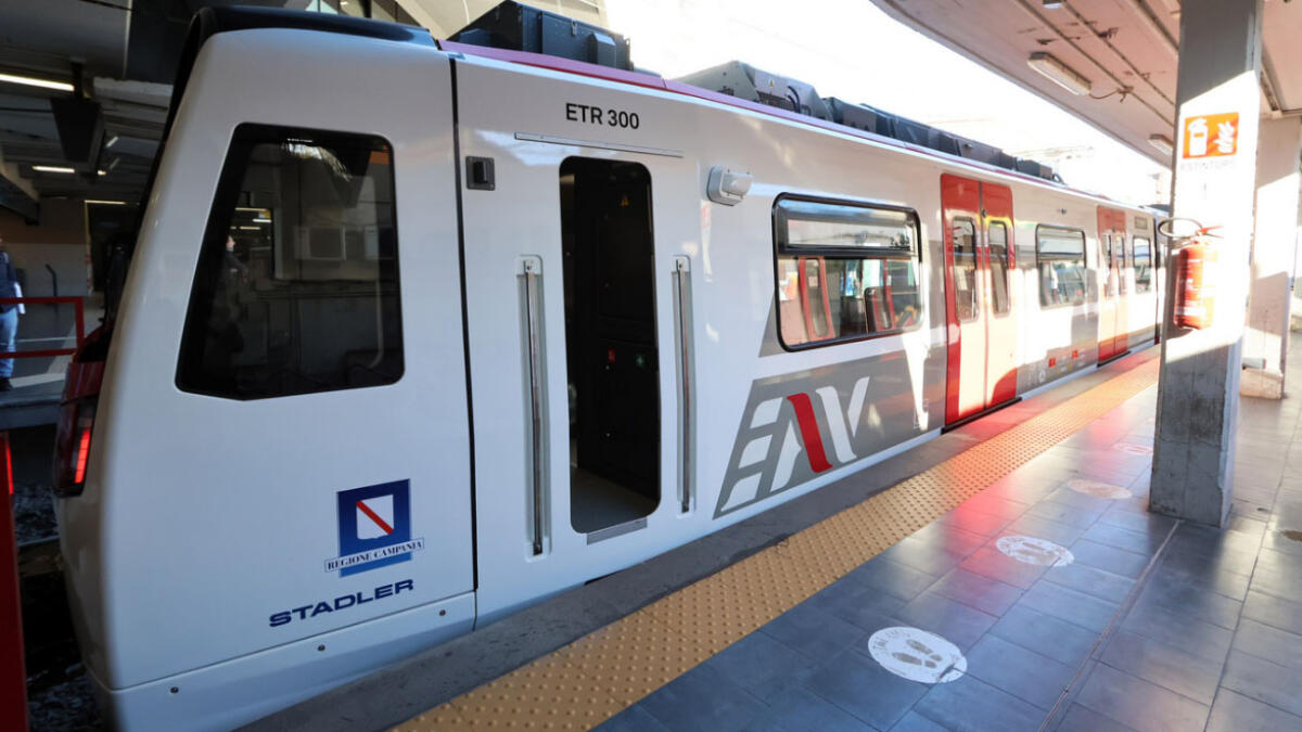 Eav, è arrivato a Napoli il nuovo treno della Circumvesuviana - 