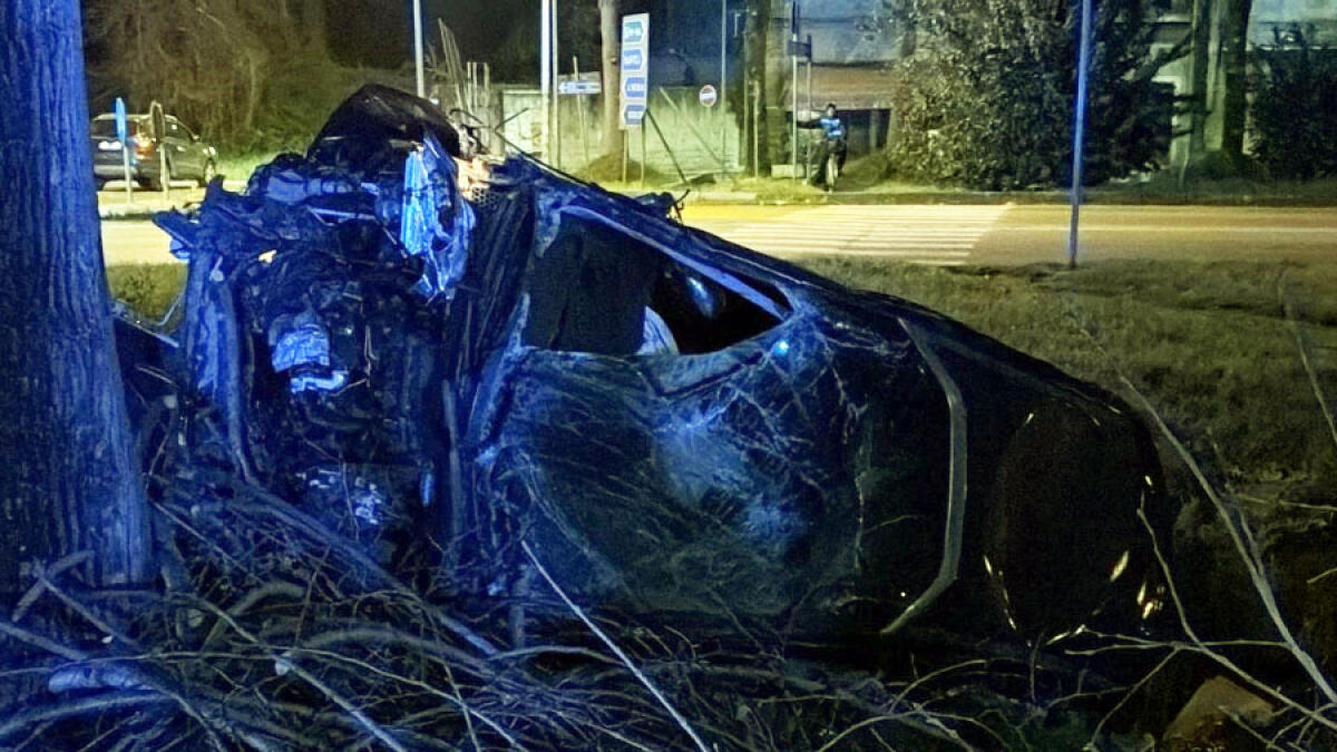 Auto contro albero, gravissime due ragazze - 