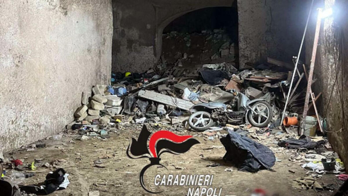 Grotta di Napoli sotterranea usata per nascondere moto rubate e pezzi di ricambio - 