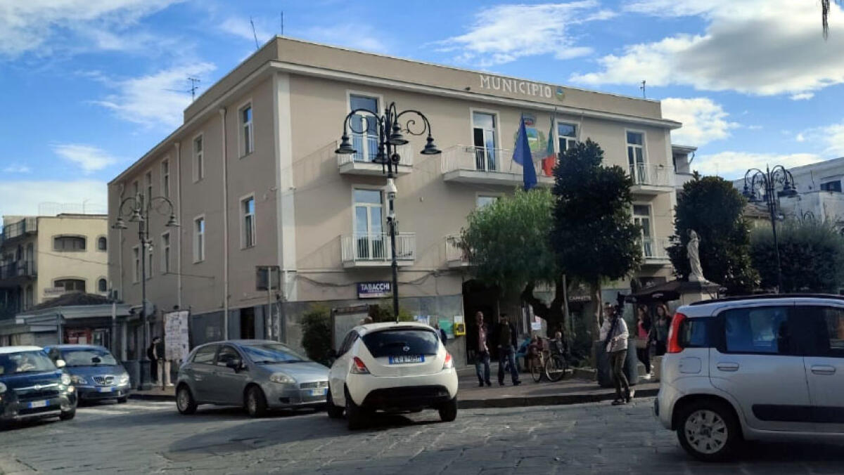 Altre accuse a sindaco, vice e faccendiere di Poggiomarino: "Contattato anche il boss Savariello" - 