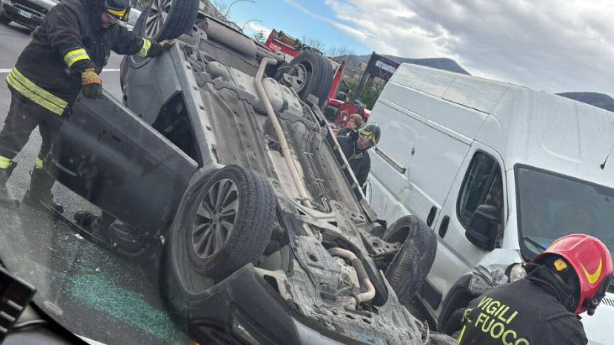 Si ribalta con l'auto, gravissima dottoressa - 