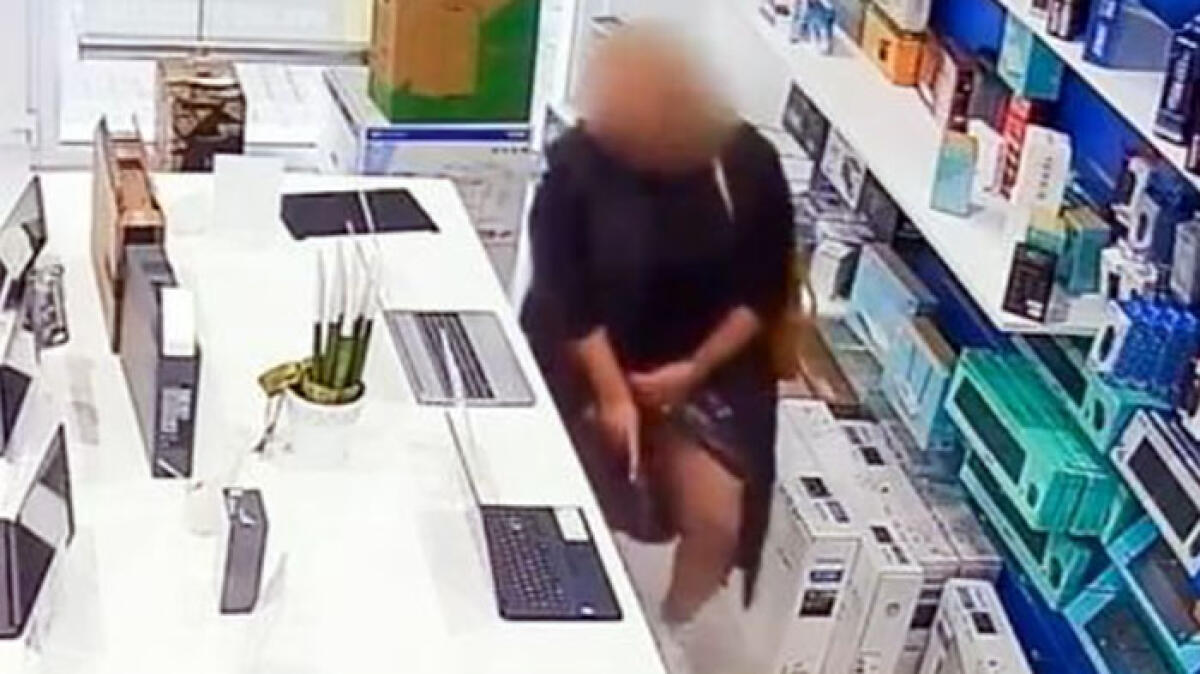 Tasche interne negli abiti, così due ladre hanno ripulito il supermercato - 