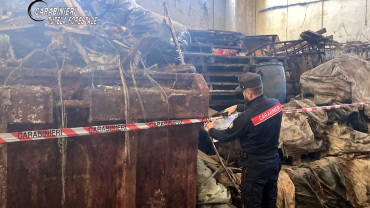 Sigilli a 300 metri cubi di rifiuti - 