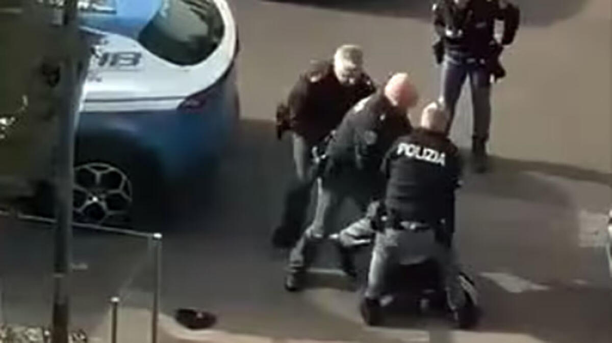 Giornalista subisce un "fermo brutale", poi spunta il video - 