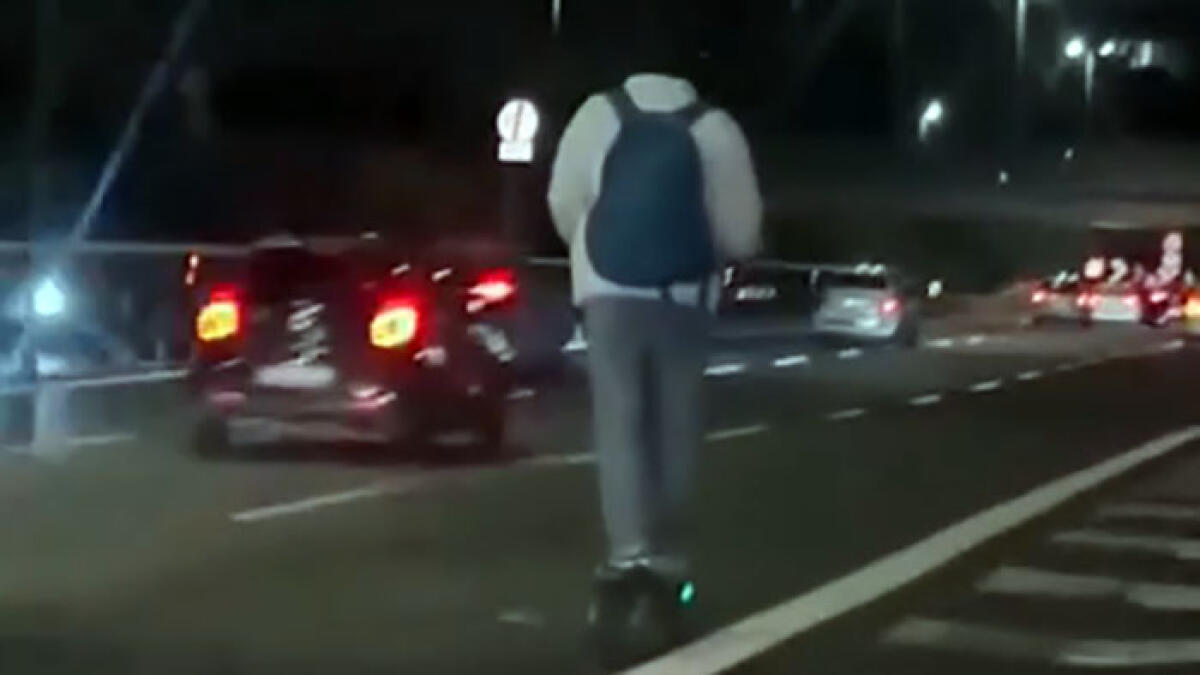 In Tangenziale con il monopattino, la follia ripresa in un video - 