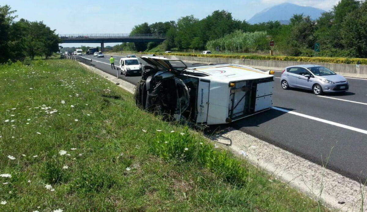 Schianto sull'A1 verso Napoli, si ribalta camion - 