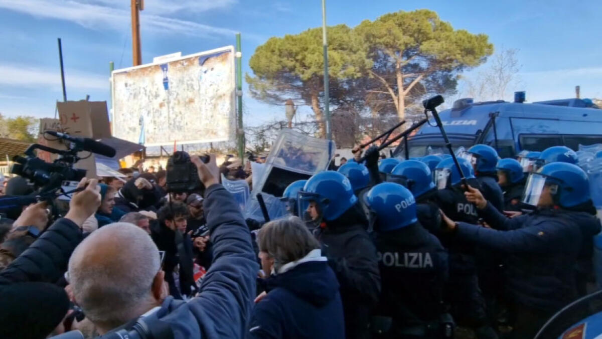 Campi Flegrei, corteo con scontri e lanci d'uova a Bagnoli - 