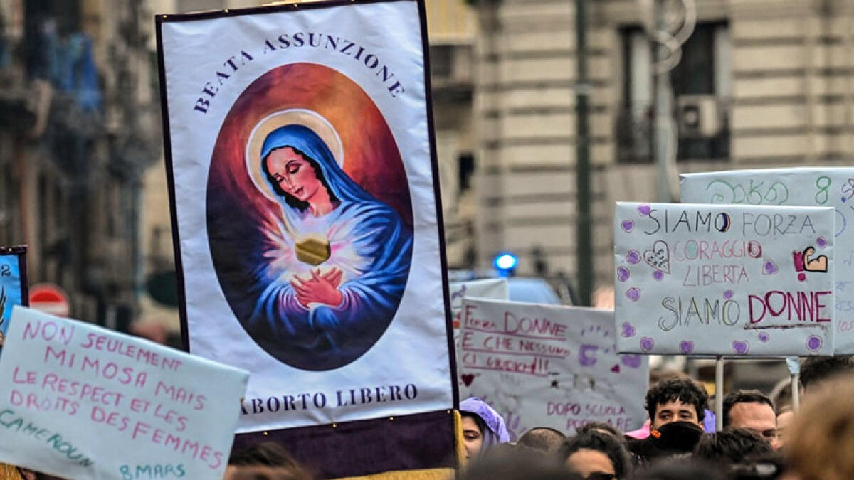 Sfila in processione la Madonna con la pillola abortiva - 