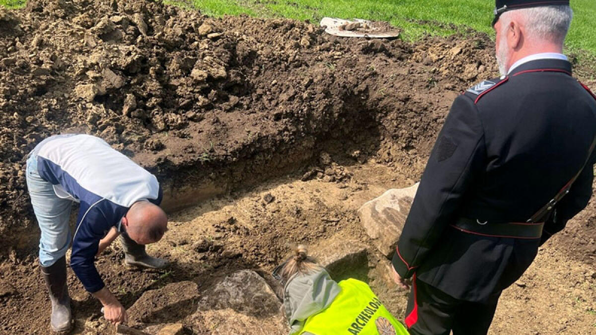 Scavano per i lavori e trovano una tomba di 2000 anni fa - 
