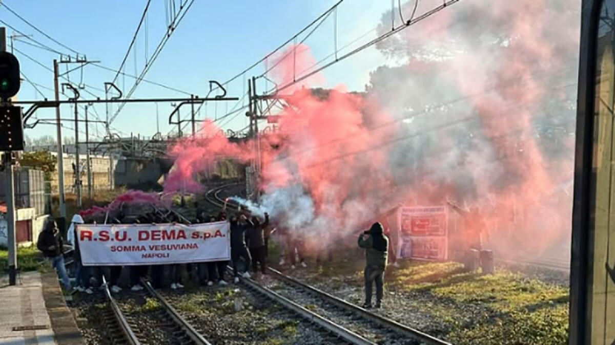 Somma Vesuviana, i lavoratori Dema bloccano i binari della Circumvesuviana - 