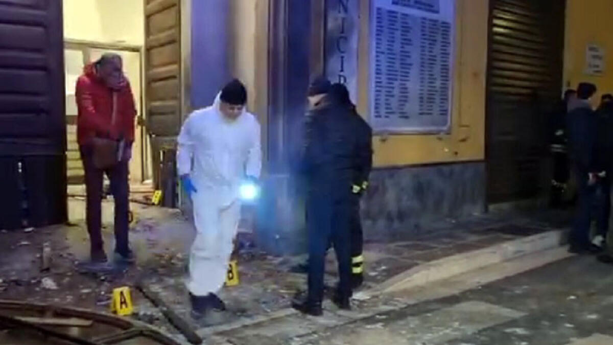 Bomba esplode davanti all'ingresso del Comune - 