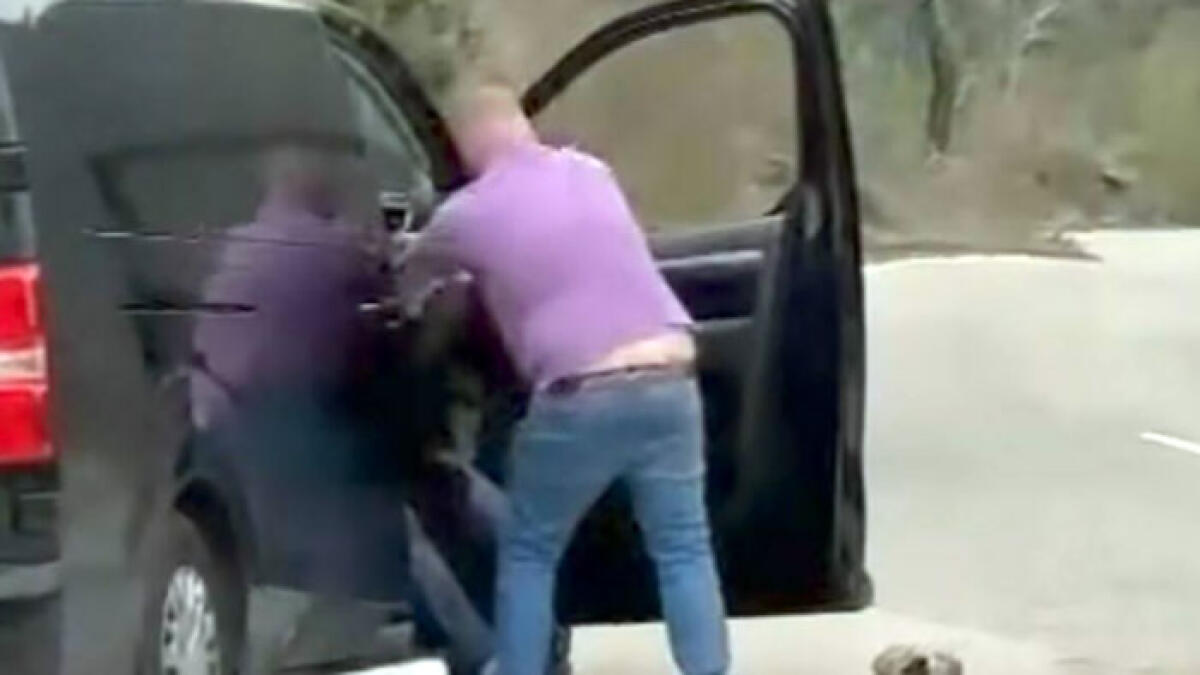 Autisti si contendono i turisti sul Vesuvio a suon di botte - 