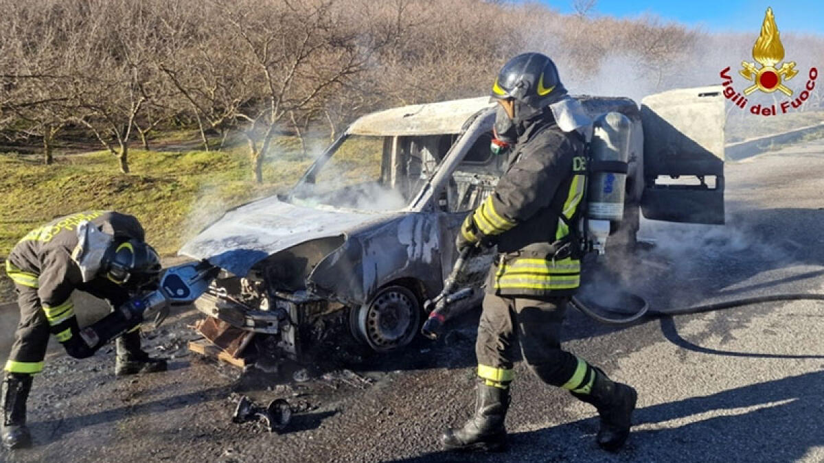 Furgone va a fuoco sulla Statale - 