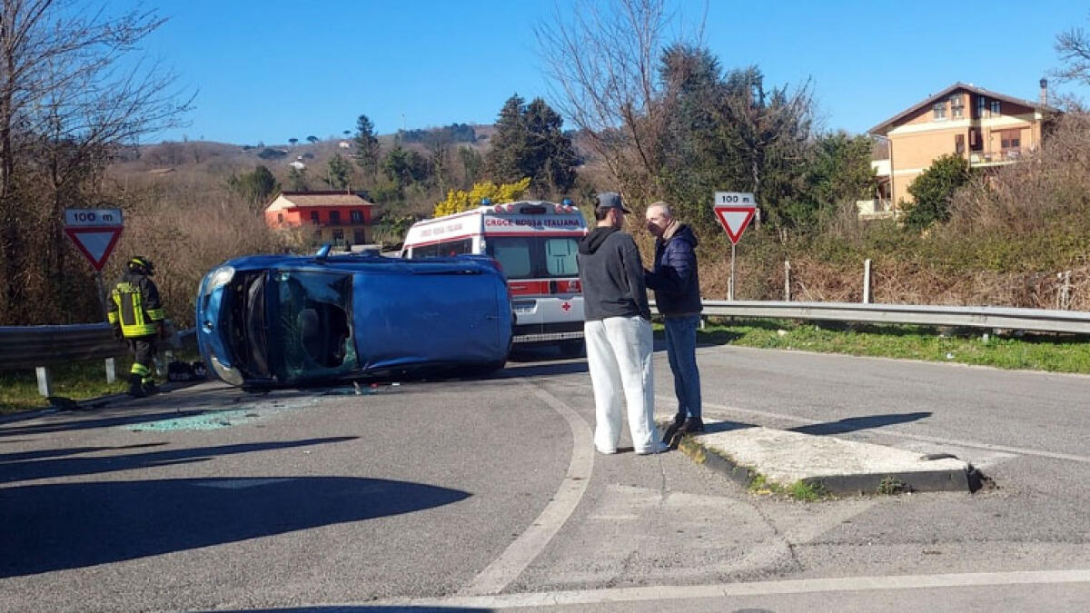 Incidente frontale, auto si ribalta sulla variante - 