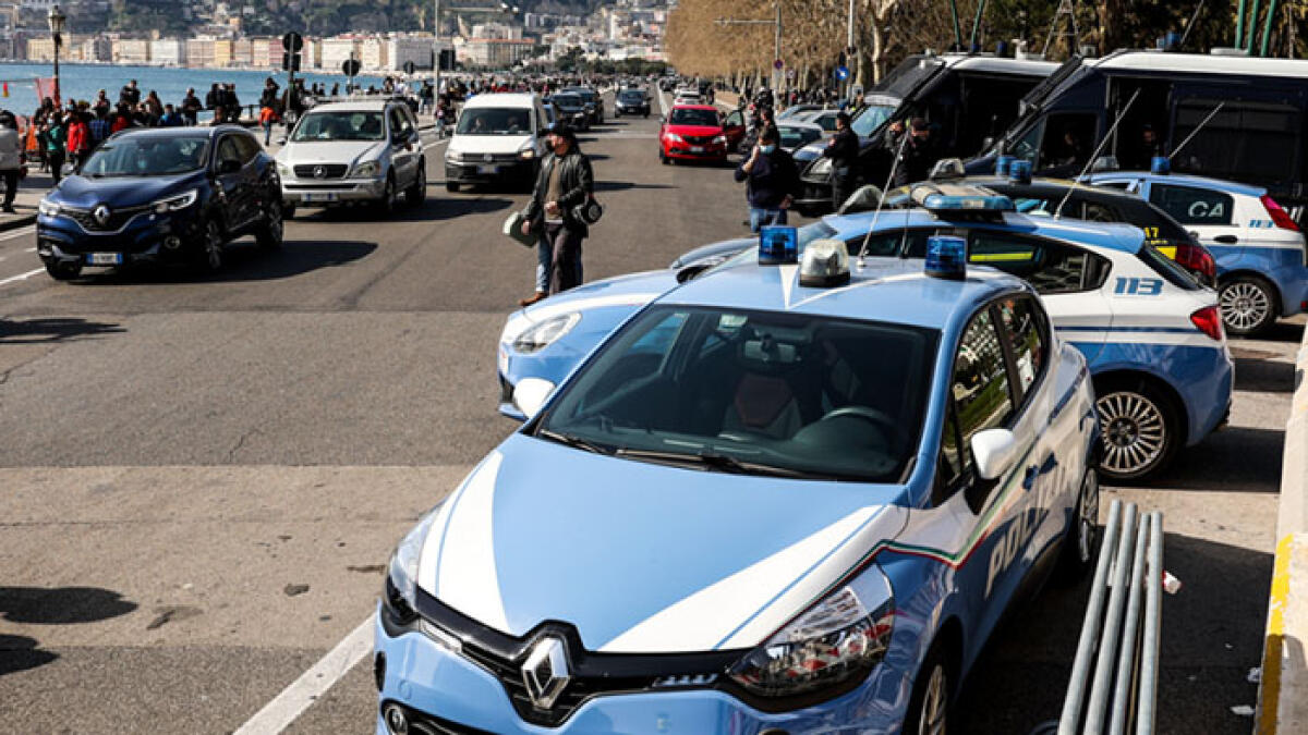 Spari tra la folla di turisti sul Lungomare di Napoli - 