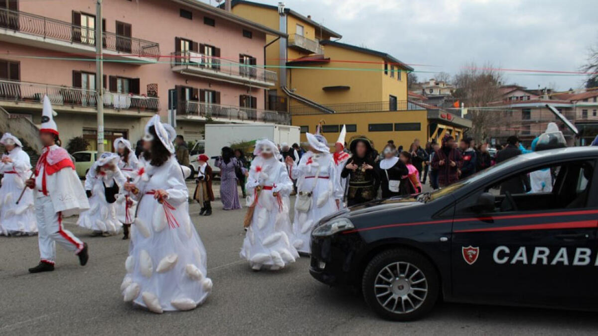 Picchia la compagna mentre sfilano i carri di Carnevale - 