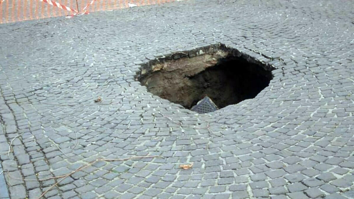 Si apre voragine, inghiottito compattatore dei rifiuti - 