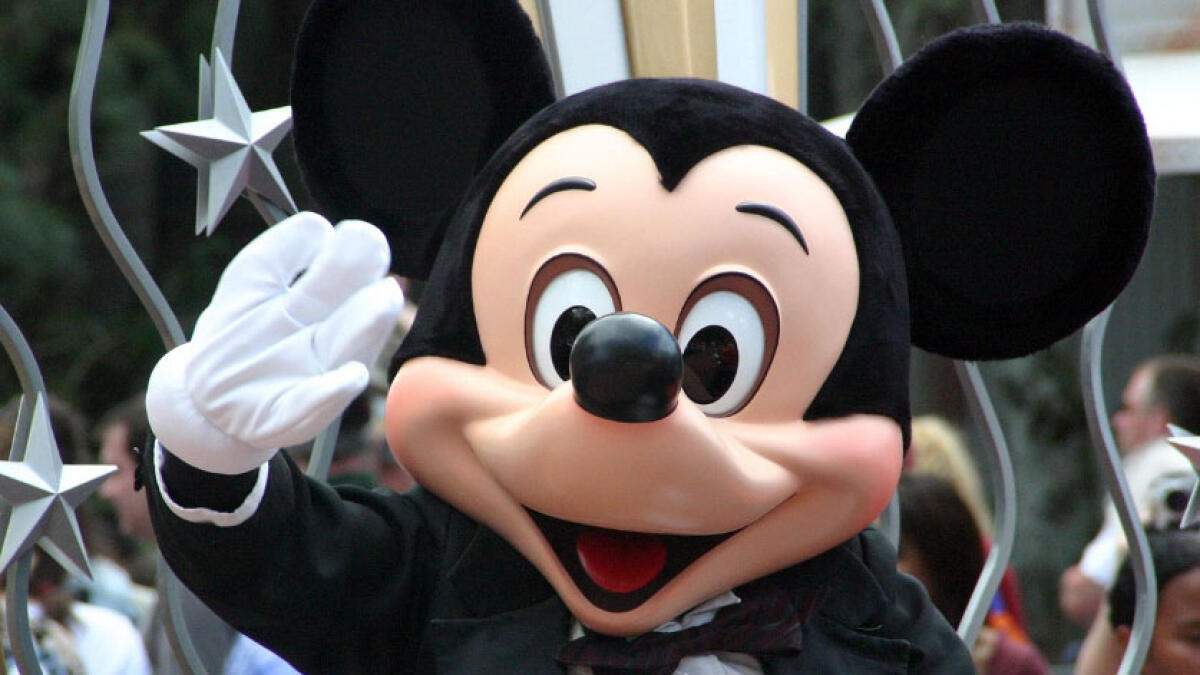 Travestito da Topolino chiede il pizzo ai commercianti - 