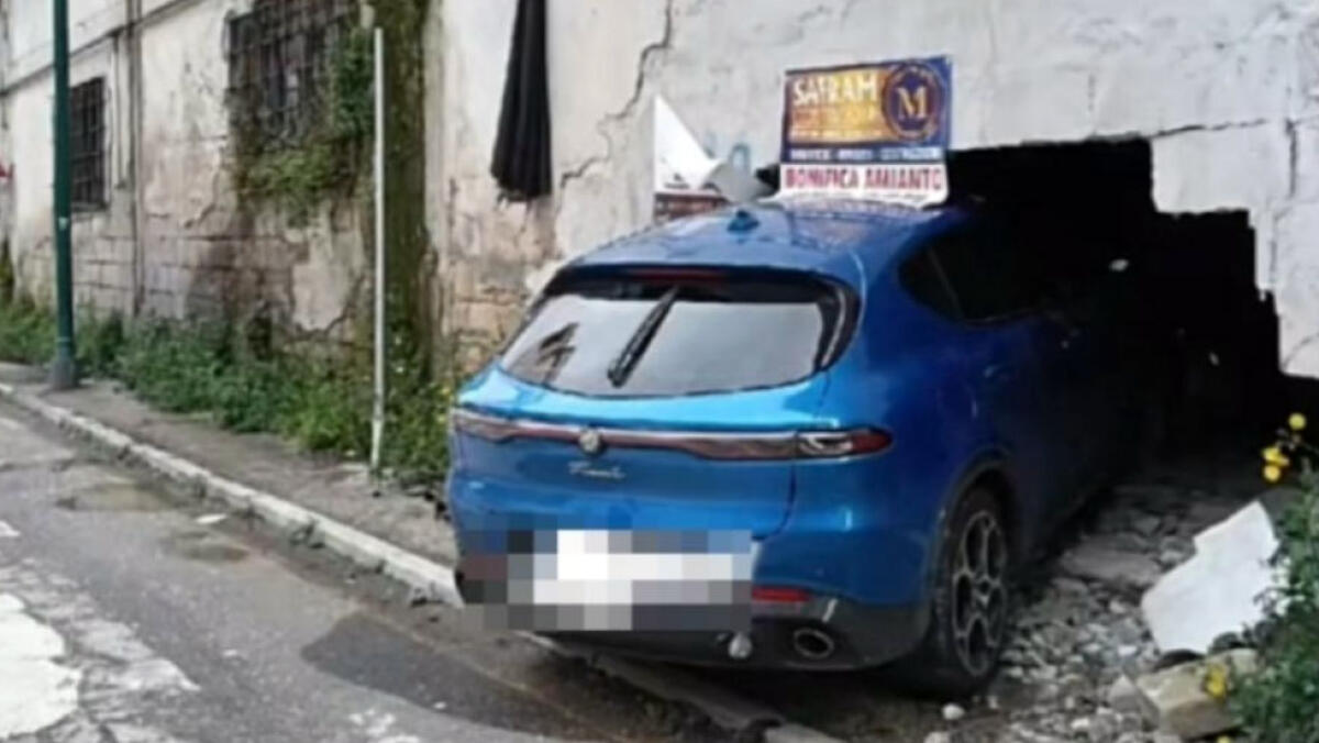 Auto sfonda muro al Centro Direzionale - 