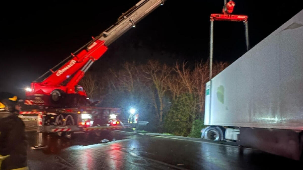 Tir contro il guardrail, camionista incastrato tra le lamiere - 