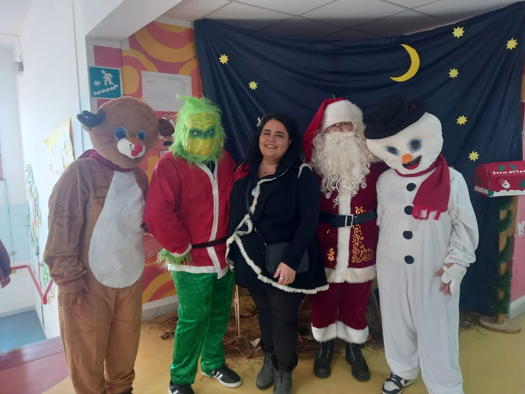 I ragazzi dell'associazione in mascotte per l'evento di Natale nelle scuole insieme alla fondatrice Maria di Palma