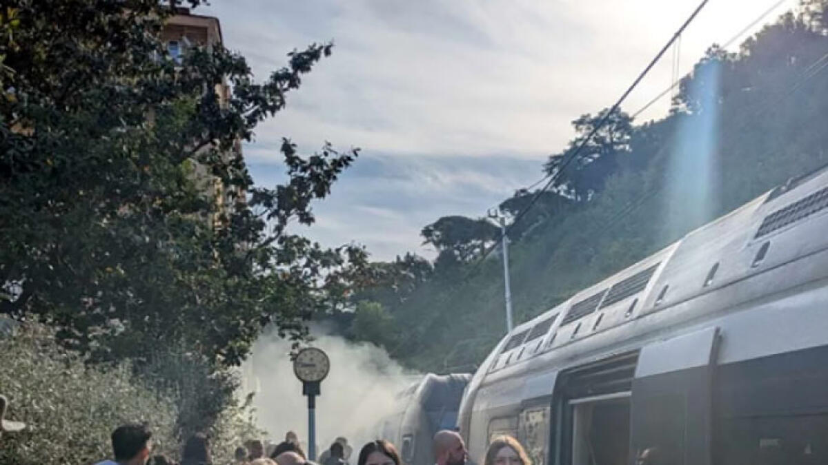 Fumo dal treno della Circumvesuviana, passeggeri evacuati - 