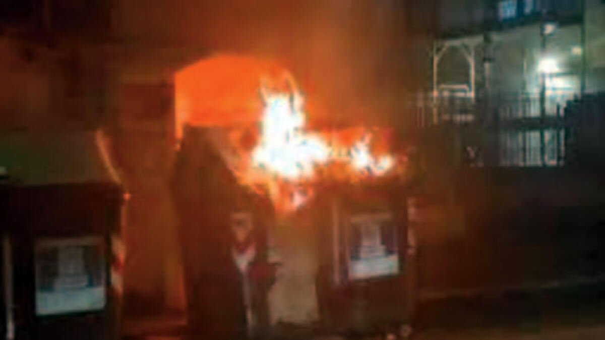 Incendia i cassonetti dei rifiuti, 20enne arrestato nei Paesi Vesuviani - 