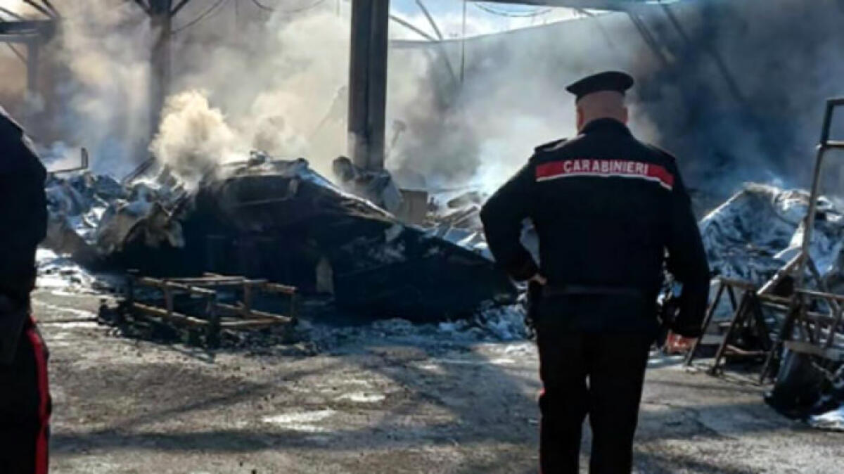 Violento incendio nel rimessaggio, bruciano 50 barche - 