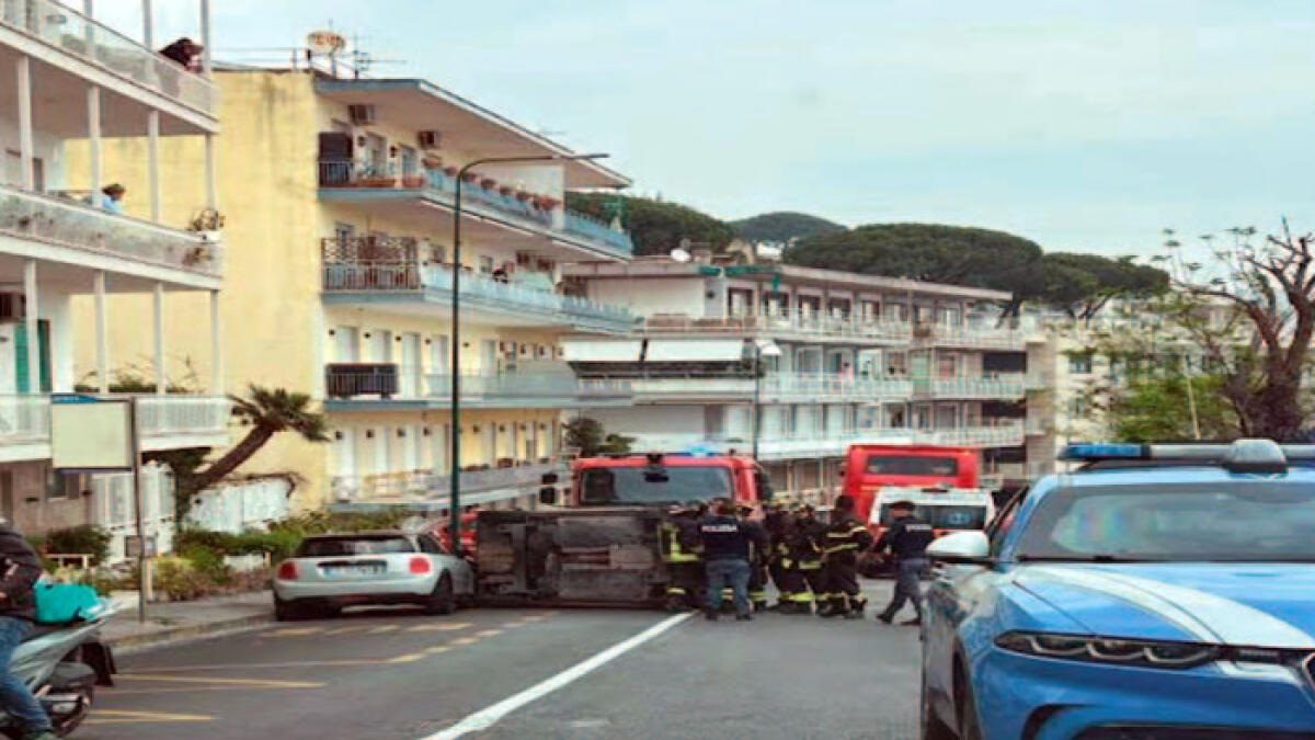 Altra auto ribaltata, conducente in ospedale - 