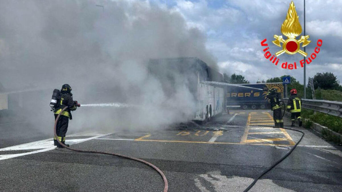 Bus prende fuoco nel parcheggio dell'Autogrill - 
