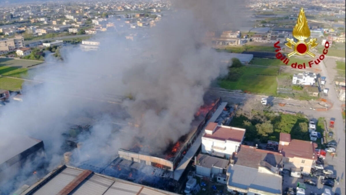 Incendio a Scafati, collassa il tetto e ferisce cinque pompieri - 