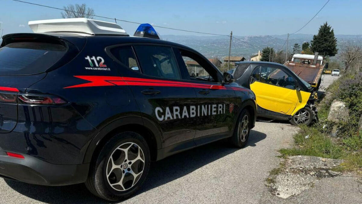 Smart contro un muro, in ospedale una 30enne e una minorenne - 