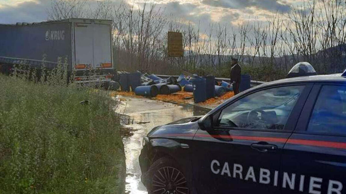 Tir perde il carico di frutta sulla strada - 