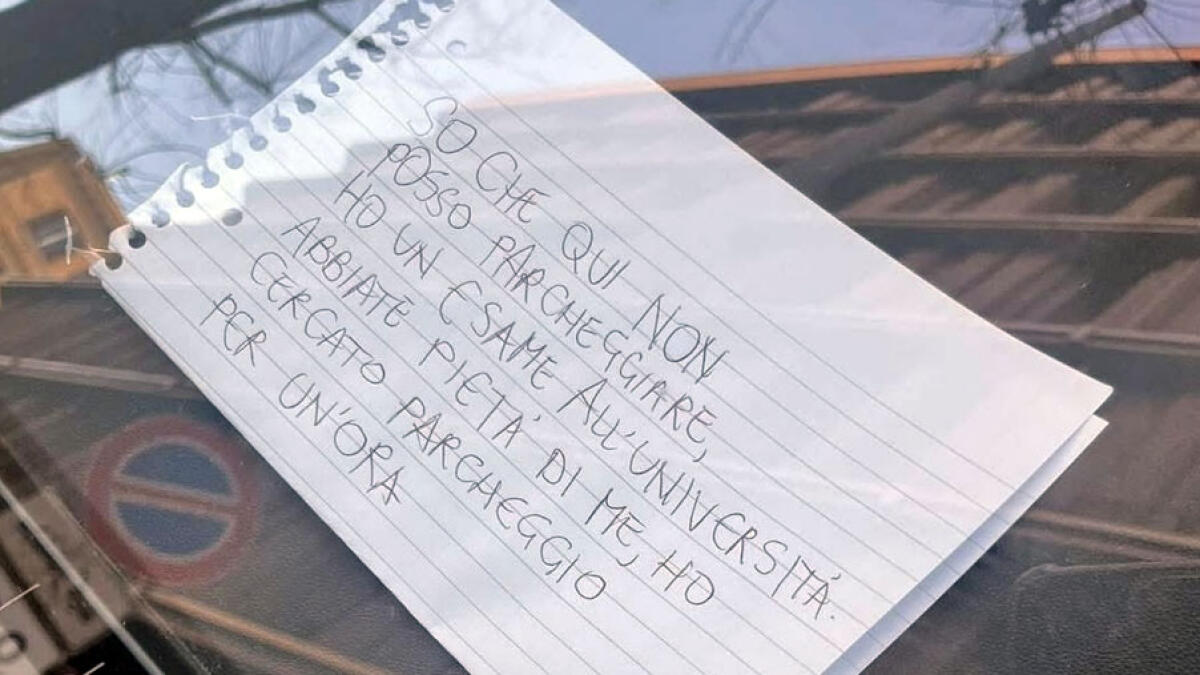 La studentessa parcheggia in divieto: "Abbiate pietà, ho un esame" - 