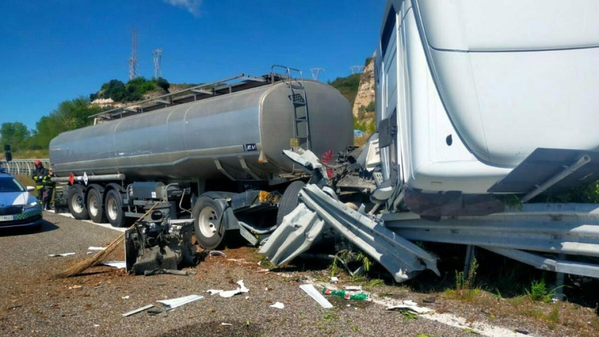 Autocisterna di gasolio finisce contro il guardrail sull'A2 - 